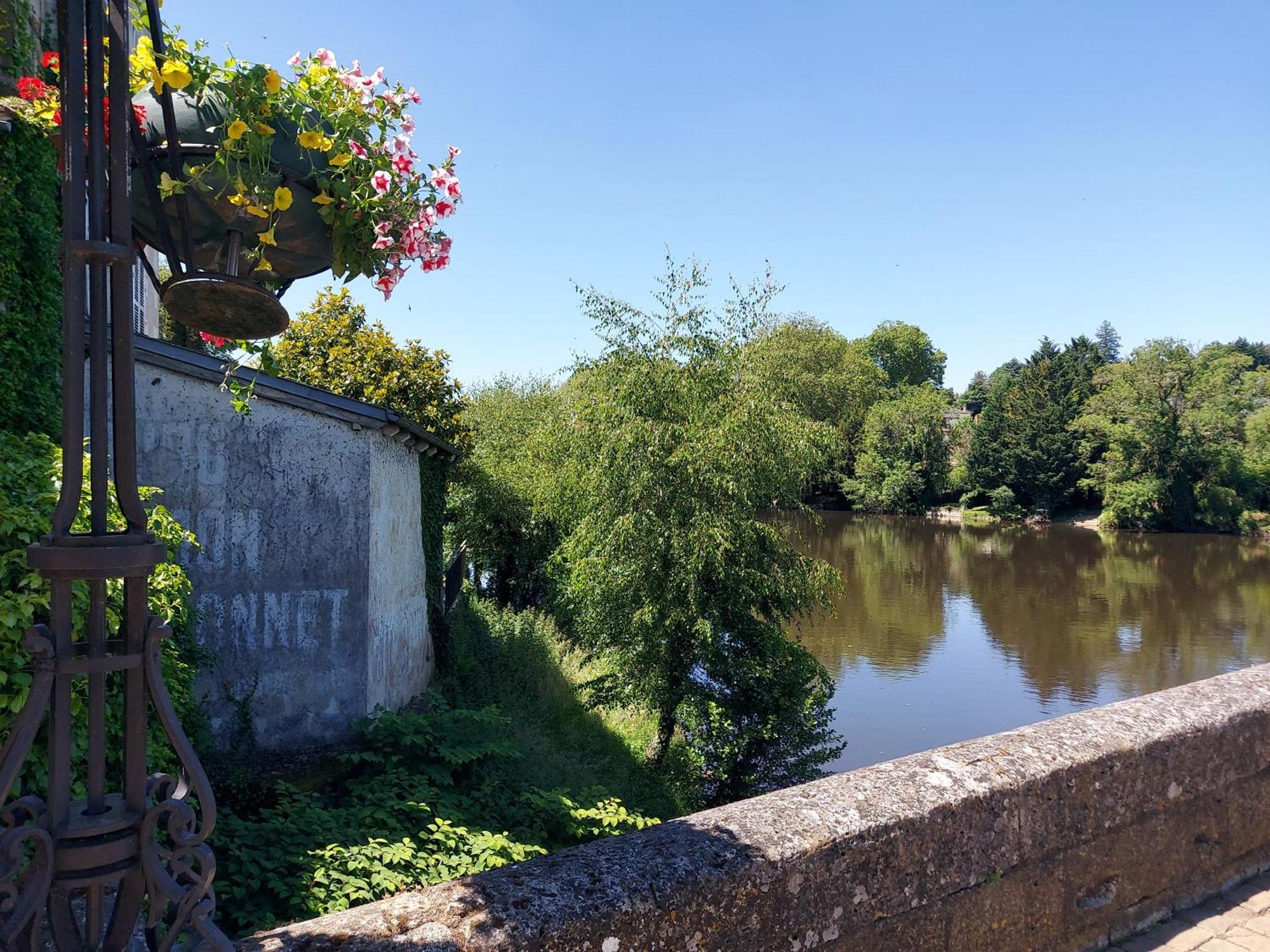 Charming Two Bedroom Gite With Beautiful Gardens Confolens Extérieur photo