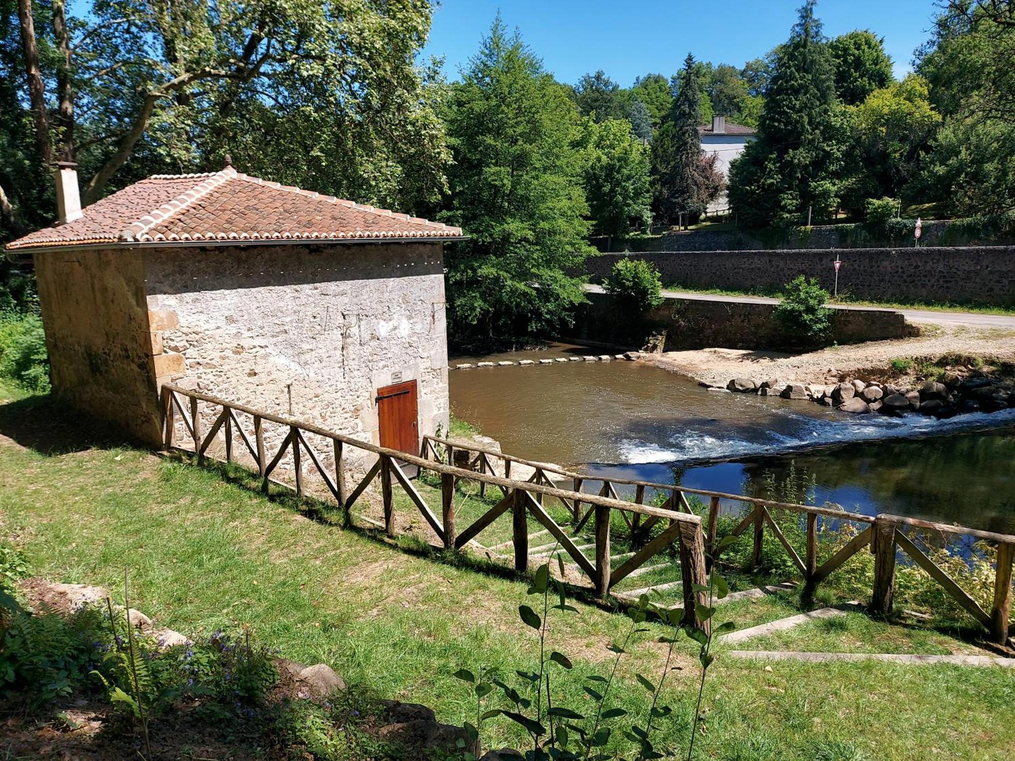 Charming Two Bedroom Gite With Beautiful Gardens Confolens Extérieur photo