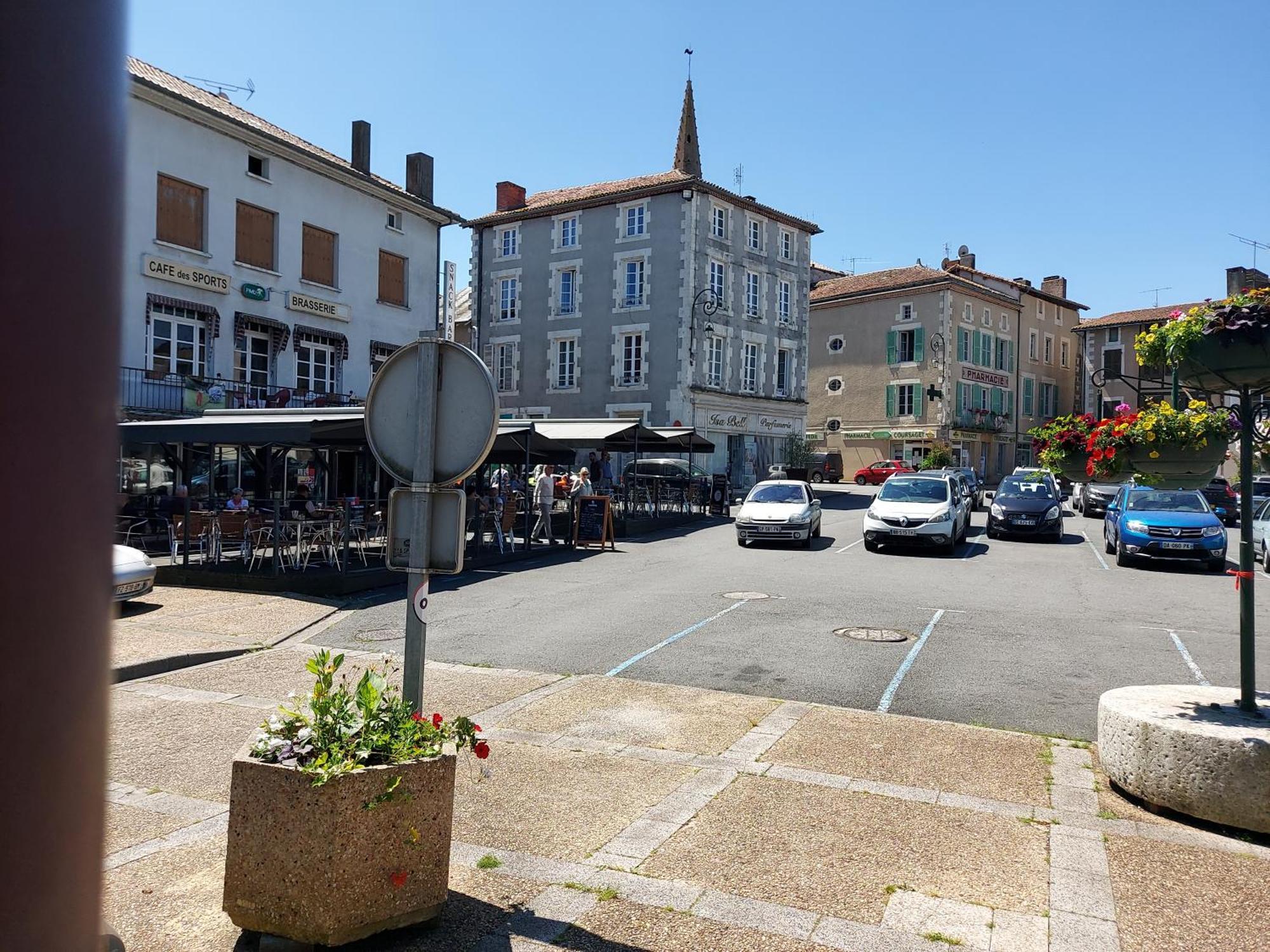 Charming Two Bedroom Gite With Beautiful Gardens Confolens Extérieur photo