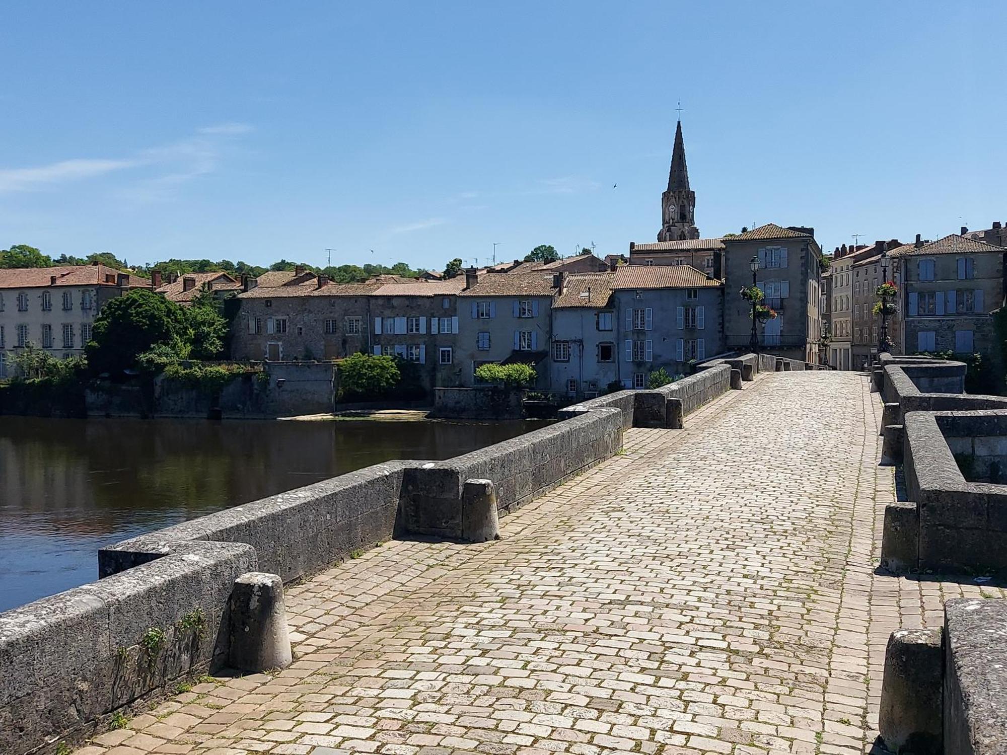 Charming Two Bedroom Gite With Beautiful Gardens Confolens Extérieur photo