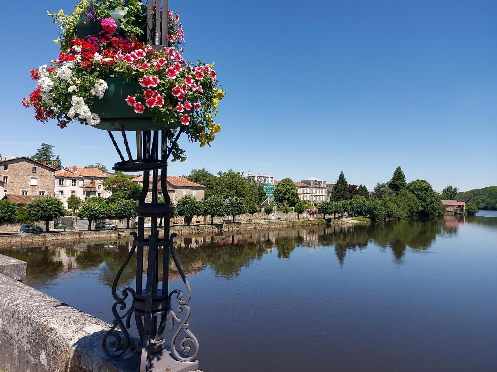 Charming Two Bedroom Gite With Beautiful Gardens Confolens Extérieur photo