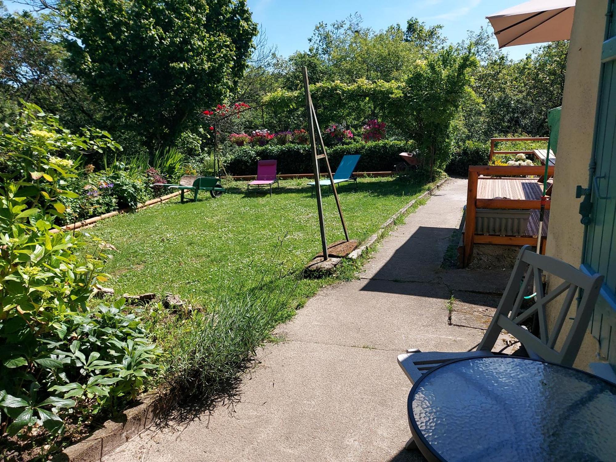 Charming Two Bedroom Gite With Beautiful Gardens Confolens Extérieur photo