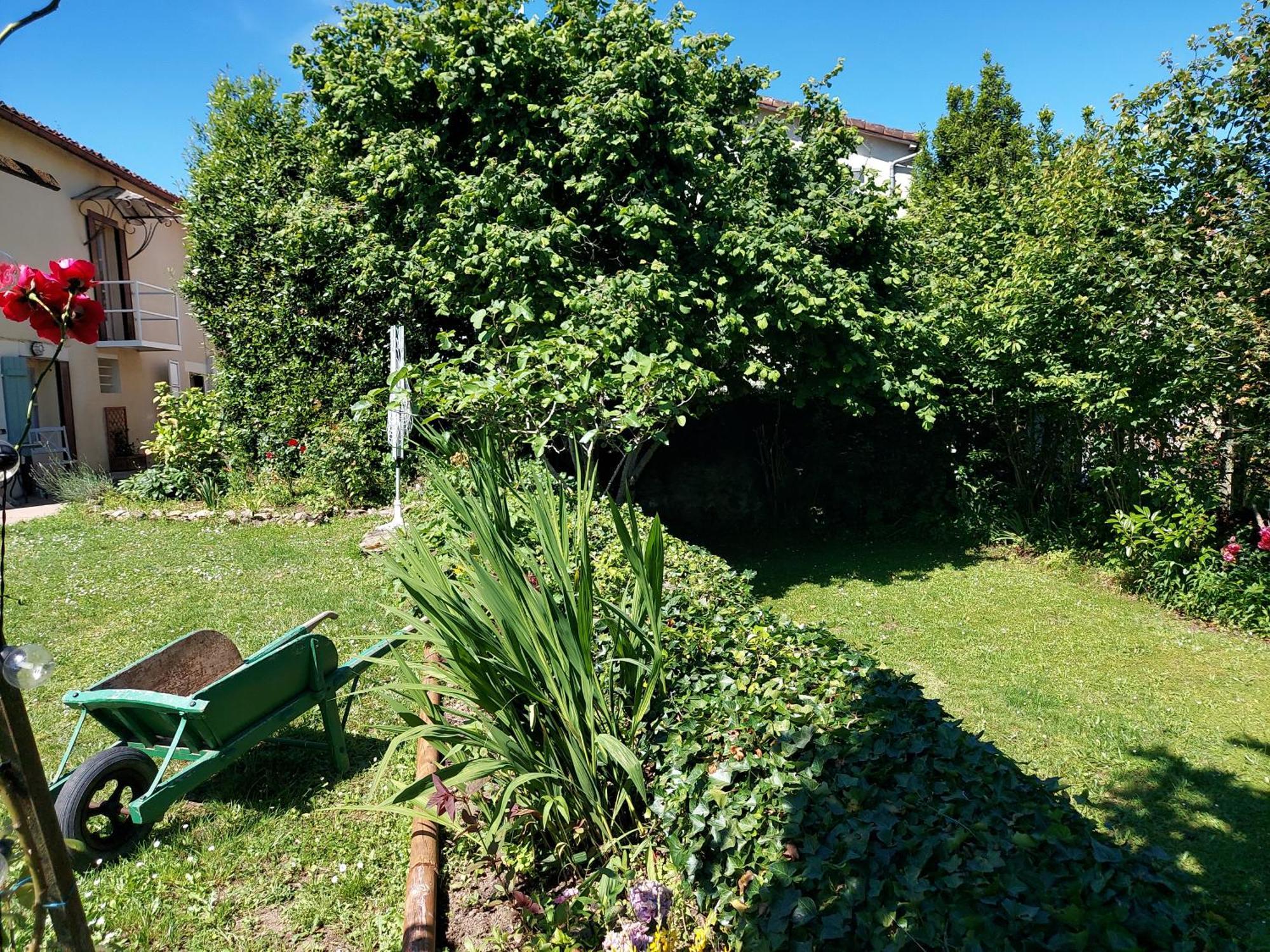 Charming Two Bedroom Gite With Beautiful Gardens Confolens Extérieur photo