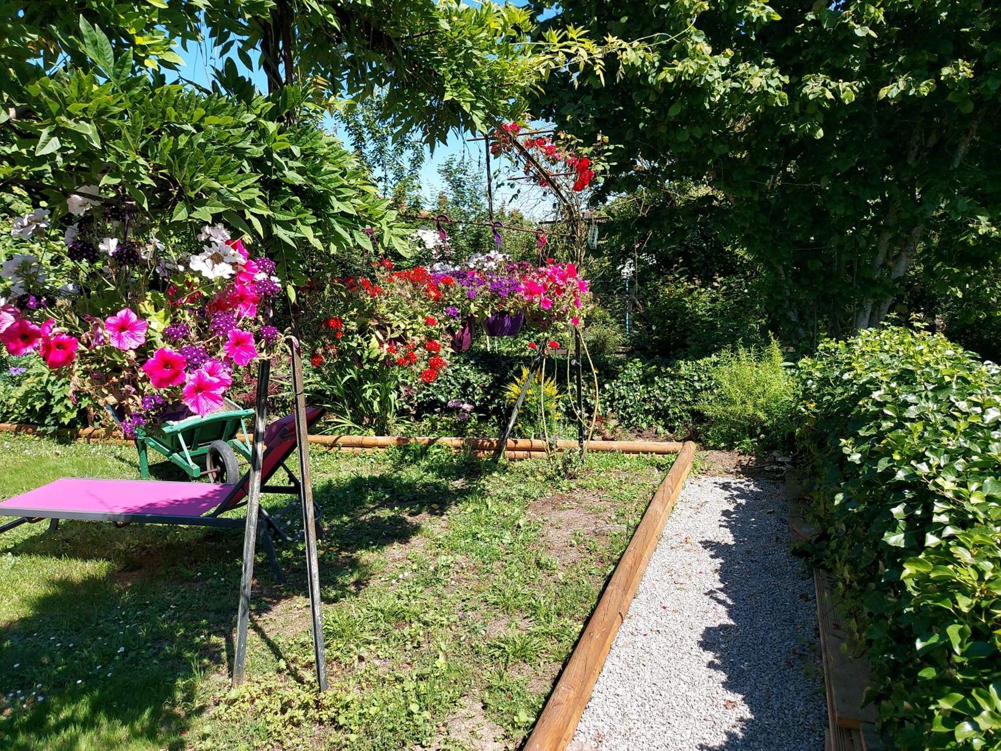 Charming Two Bedroom Gite With Beautiful Gardens Confolens Extérieur photo