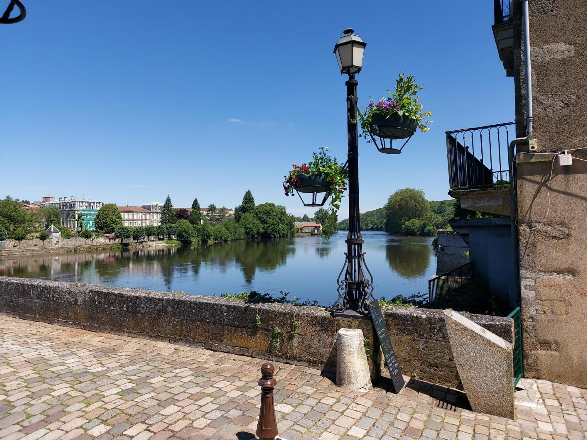Charming Two Bedroom Gite With Beautiful Gardens Confolens Extérieur photo