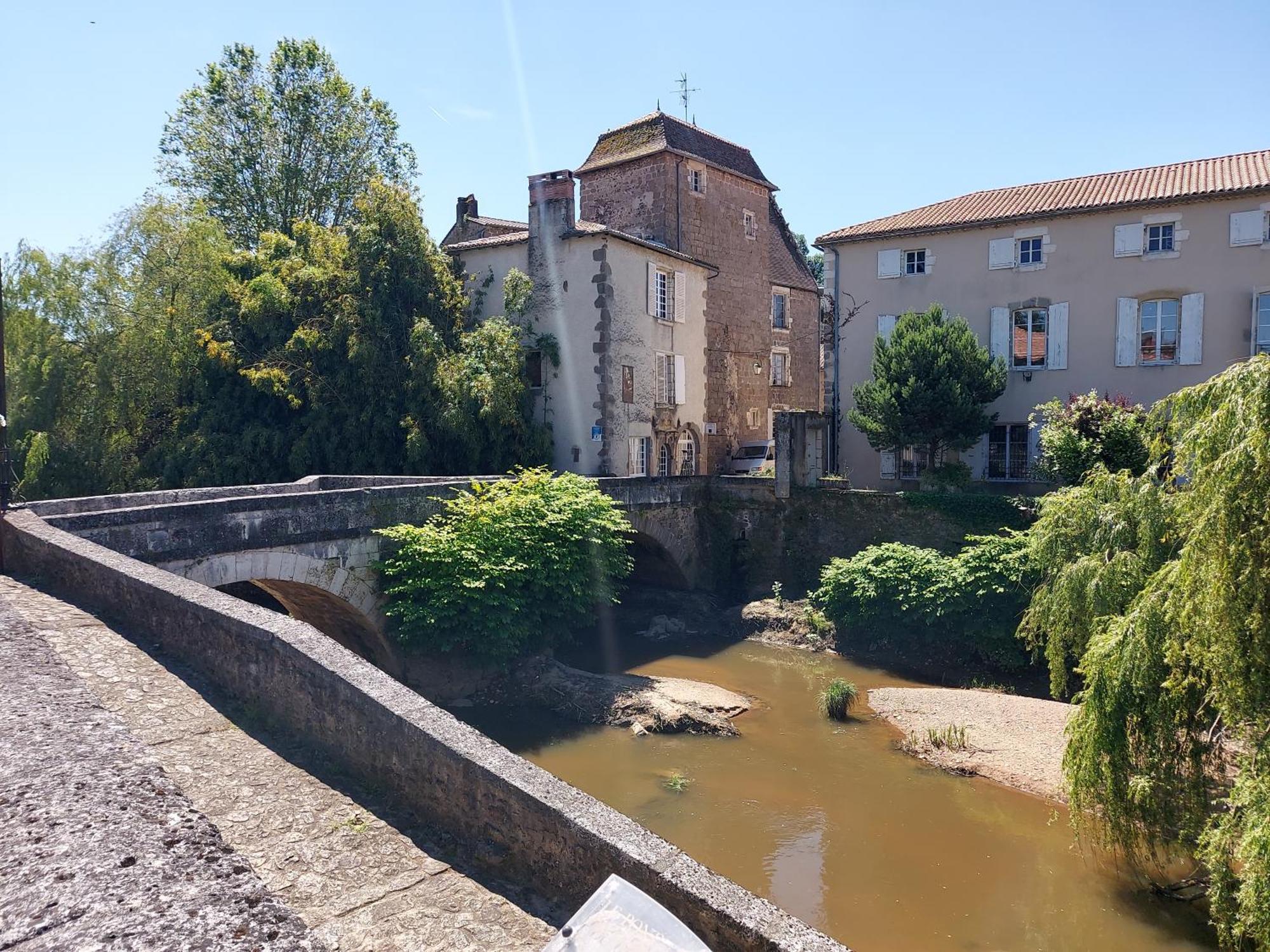 Charming Two Bedroom Gite With Beautiful Gardens Confolens Extérieur photo