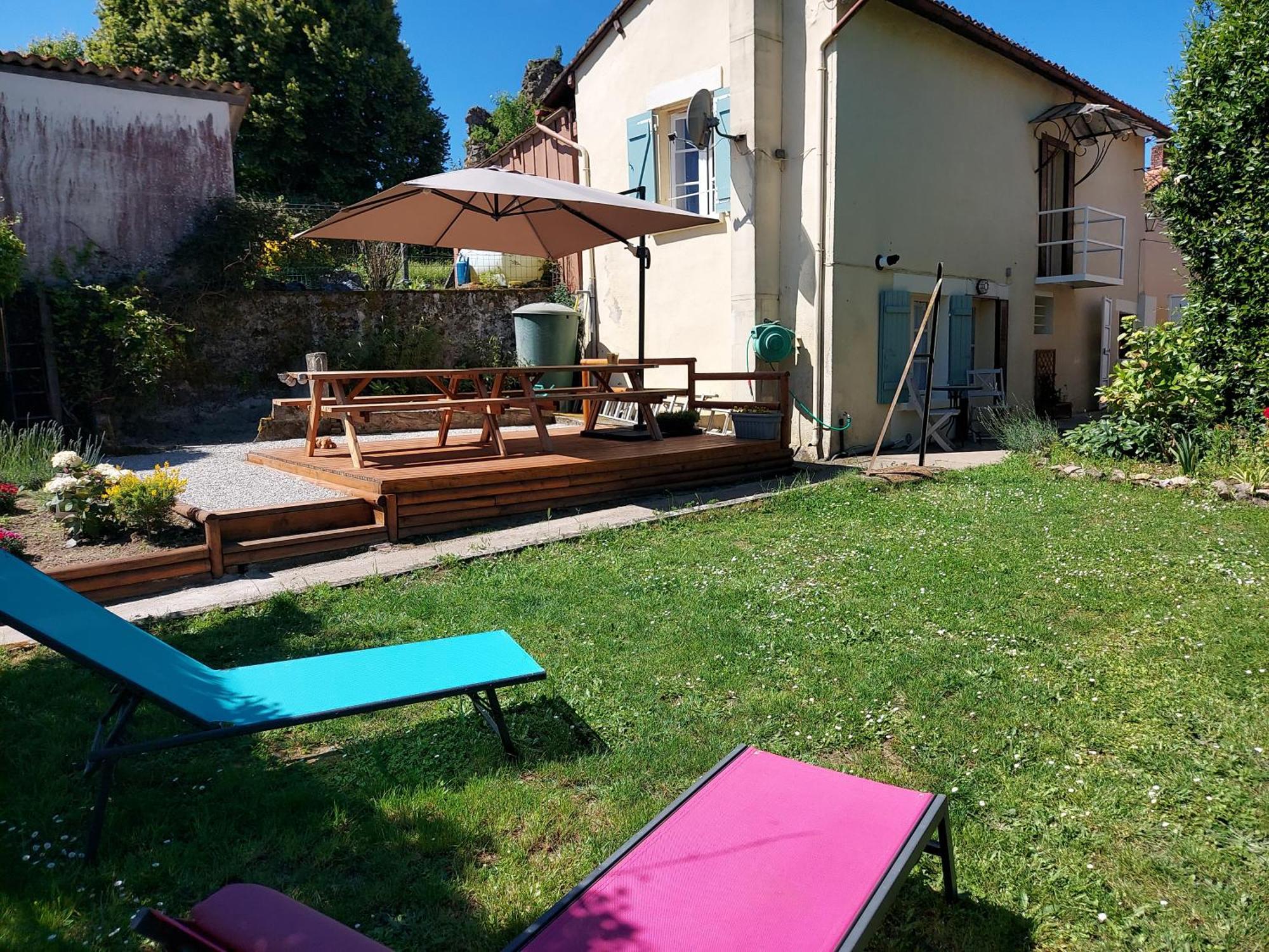 Charming Two Bedroom Gite With Beautiful Gardens Confolens Extérieur photo
