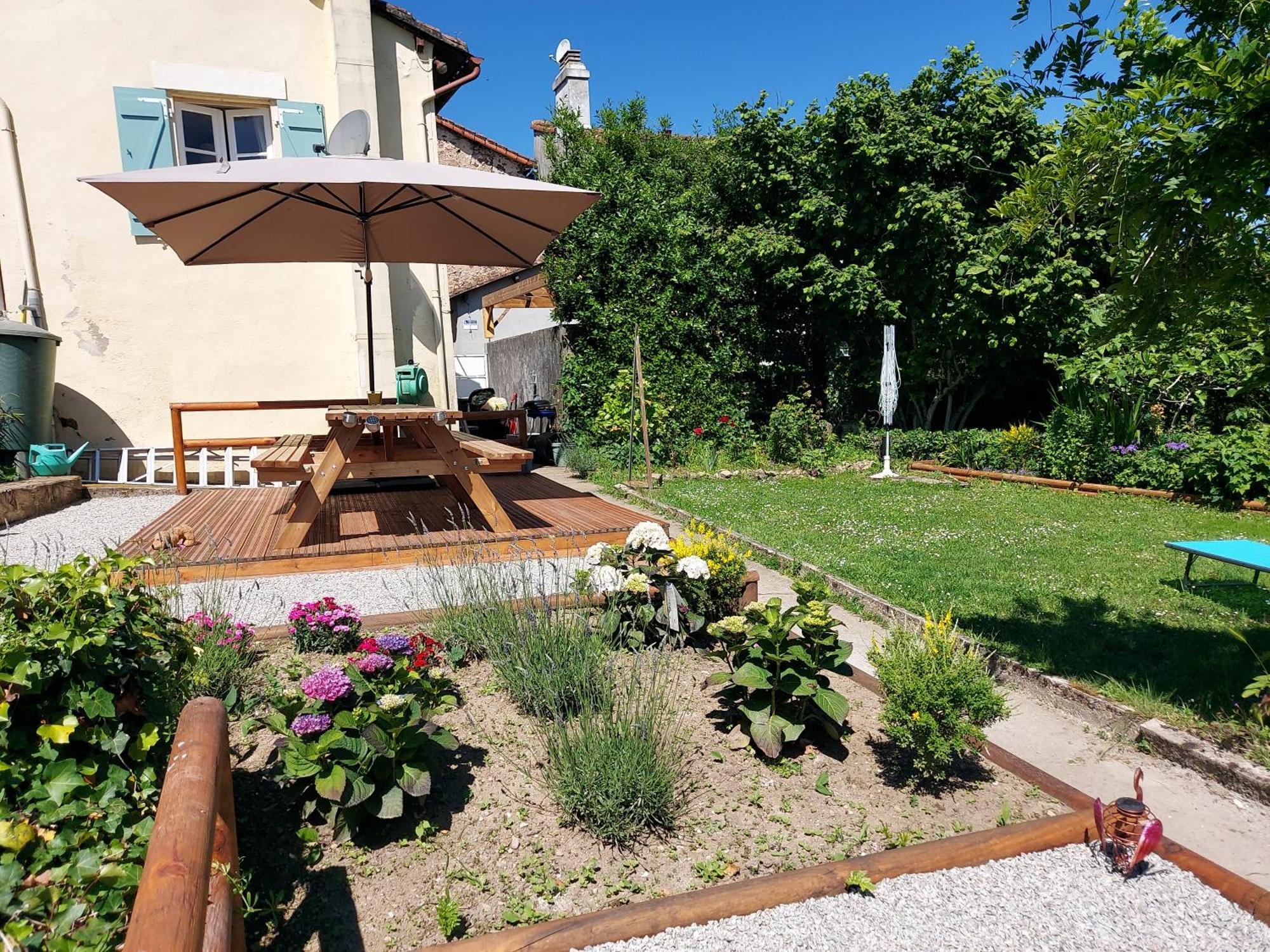 Charming Two Bedroom Gite With Beautiful Gardens Confolens Extérieur photo